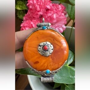 Vintage Traditional Hand Carved Tibetan Amber Resin Pendant Set In Silver,Stones